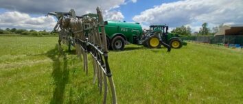 Tracteur avec une tonne à lisier dans un champ