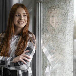 Une jeune fille à une fenêtre