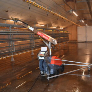 Un robot de lavage dans une volière sur un élevage de poulettes