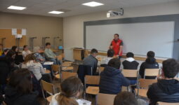 Des élèves avec Jérôme Le Pape dans une salle de classe