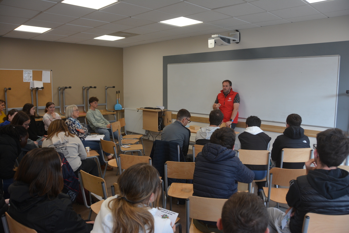 Des élèves avec Jérôme Le Pape dans une salle de classe - Illustration « La biodiversité fait partie du métier d’agriculteur »