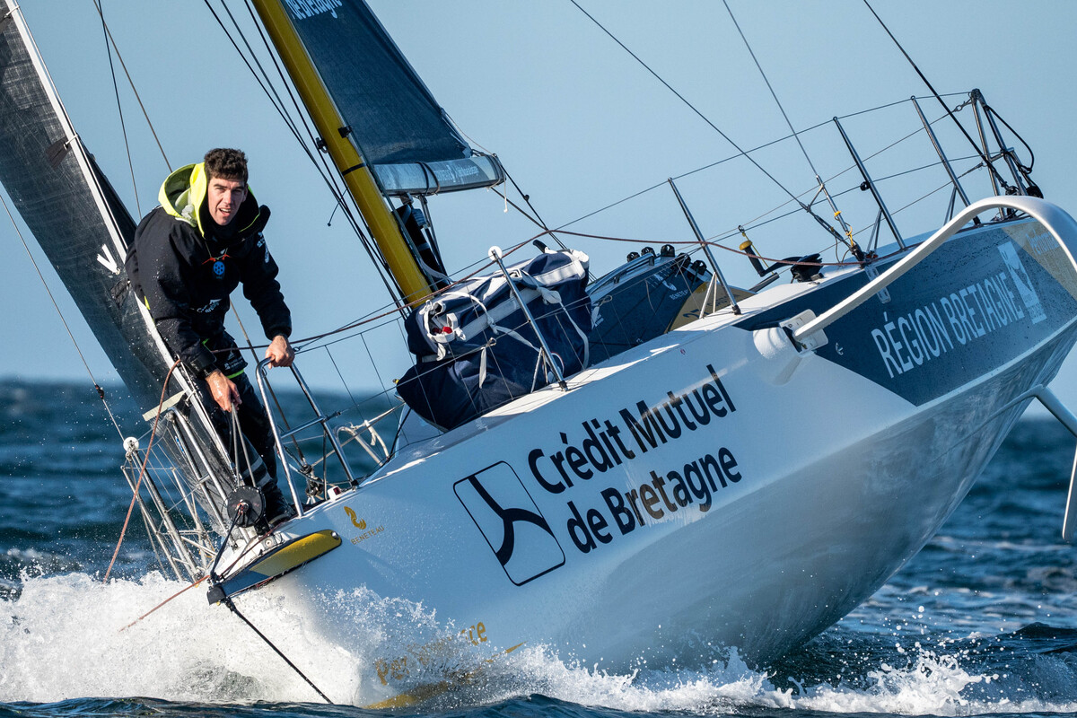 Gaston Morvan sur son bateau Crédit Mutuel de Bretagne