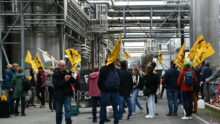 Les manifestants dans l'usine Lactalis