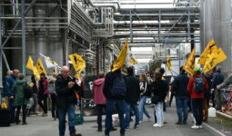 Les manifestants dans l'usine Lactalis