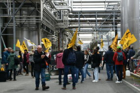 Les manifestants dans l'usine Lactalis