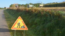 Un panneau de signalisation devant un chantier d'ensilage