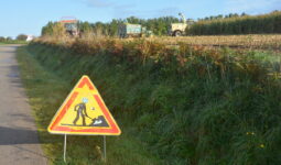 Un panneau de signalisation devant un chantier d'ensilage