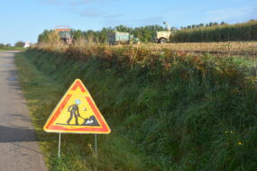 Un panneau de signalisation devant un chantier d'ensilage