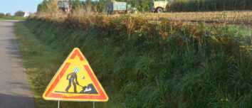 Un panneau de signalisation devant un chantier d'ensilage