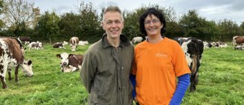 Agriculteur et salariée de l'idèle dans une prairie avec des vaches Normandes