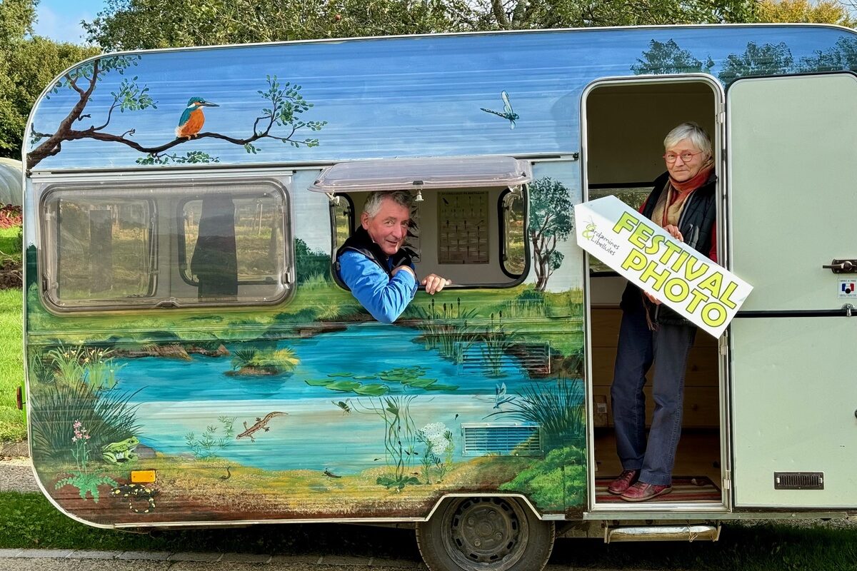 Un couple dans une caravane colorée. - Illustration Voir la nature