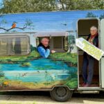 Un couple dans une caravane colorée.