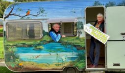 Un couple dans une caravane colorée.