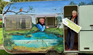 Un couple dans une caravane colorée.