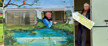 Un couple dans une caravane colorée.