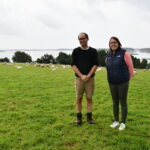 Michel Le Derf et Morgane Talidec avec les moutons et la mer dans le fond