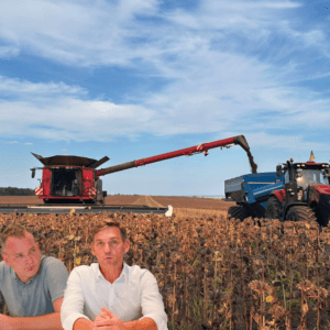 Montage de 2 hommes sur un fond d'activité d'ensilage dans un champ