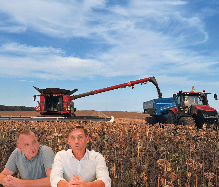 Montage de 2 hommes sur un fond d'activité d'ensilage dans un champ - Illustration Témoignages : L’agriculture en temps de guerre