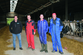 Quatre éleveurs dans un hangar