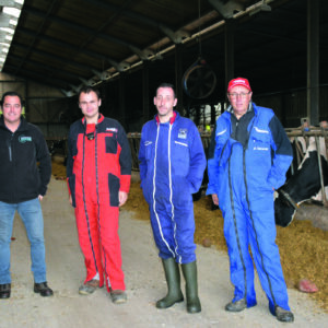 Quatre éleveurs dans un hangar