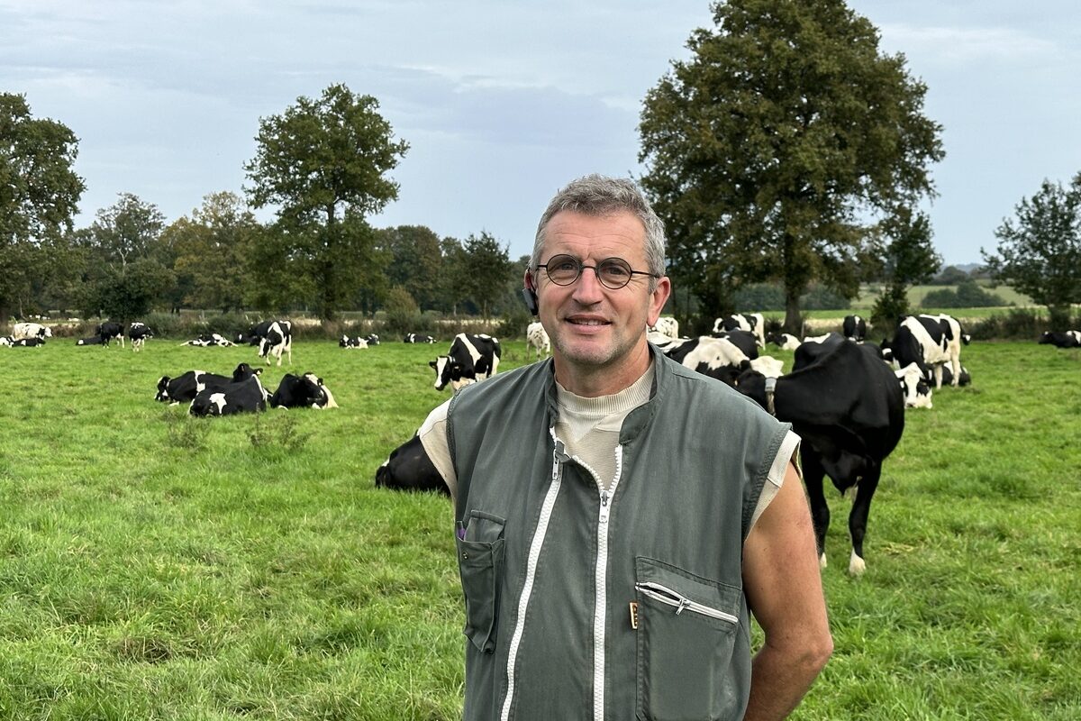 agriculteur avec ses vaches dans prairie - Illustration Un suivi rigoureux de la ration et de la génétique