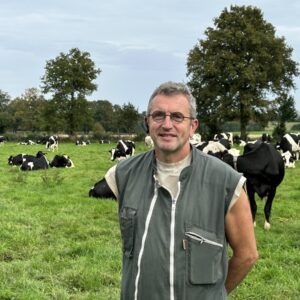 agriculteur avec ses vaches dans prairie