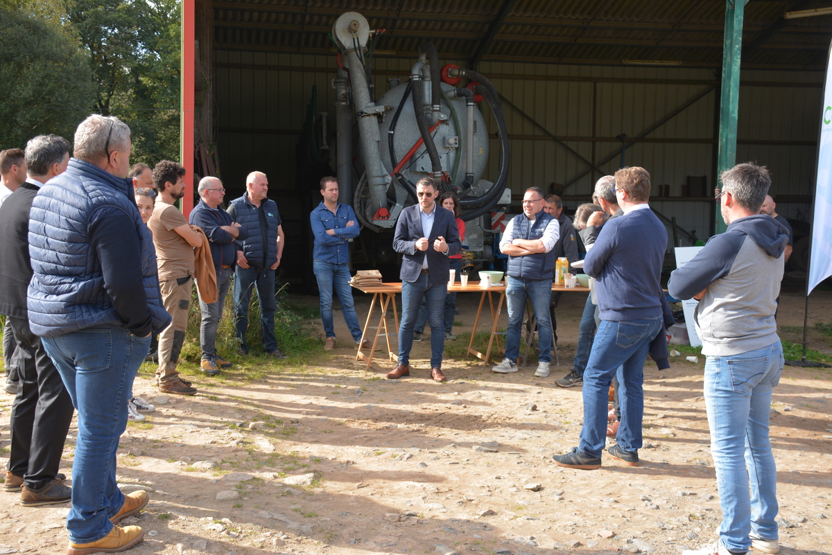 Groupe de personnes devant un hangar agricole - Illustration Les Cuma veulent s’assurer de la pérennité du soutien de la Région