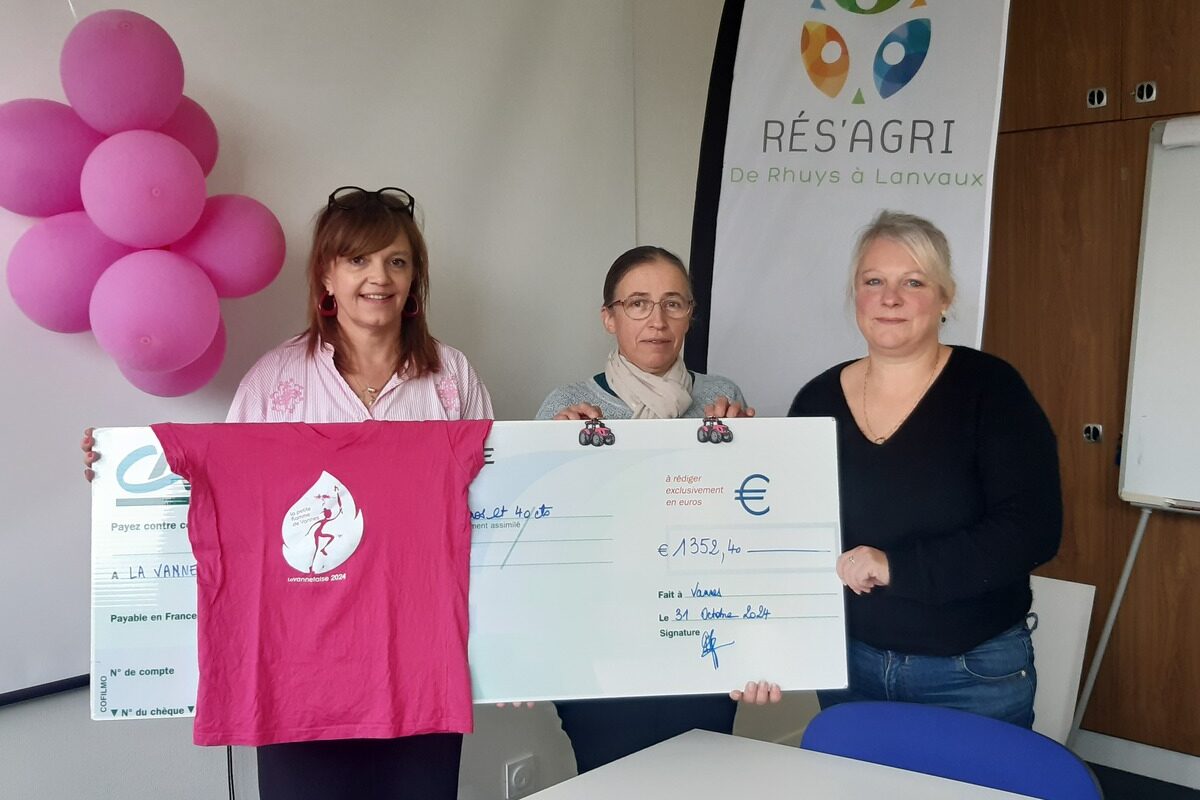 Trois femmes avec un chèque géant et un t shirt lrose - Illustration Un chèque de 1 352,40 € à La Vannetaise pour la lutte contre les cancers