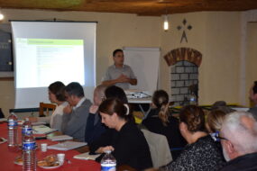 Groupe de personne en formation dans une salle