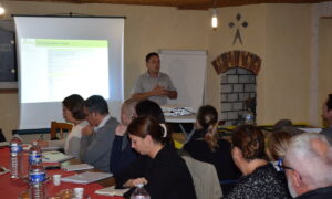 Groupe de personne en formation dans une salle