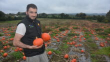 Nicolas Jan avec des potimarrons dans les mains.