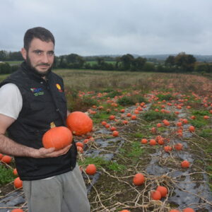 Nicolas Jan avec des potimarrons dans les mains.