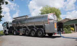 Un camion de collecte du lait dans la cour d'une ferme.