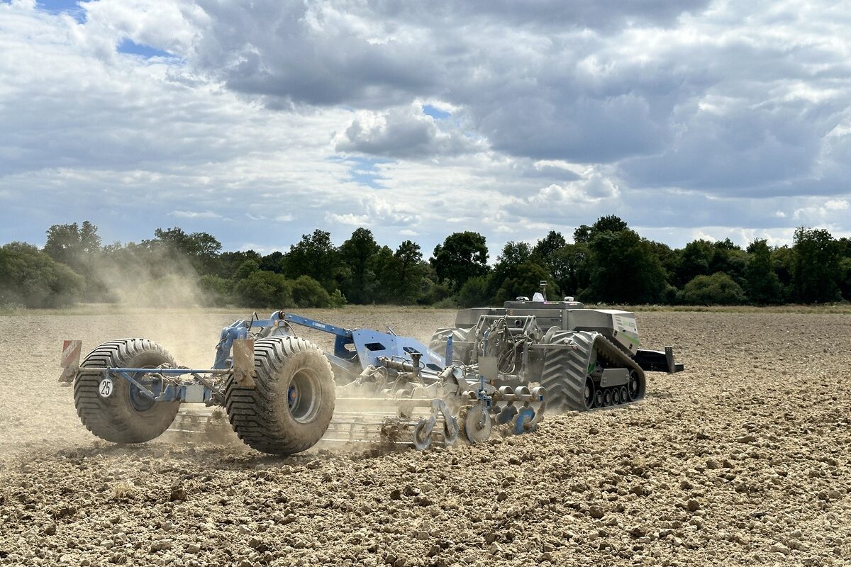 robot agricole dans un champ - Illustration Déléguer les travaux des champs aux automates