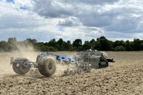 robot agricole dans un champ