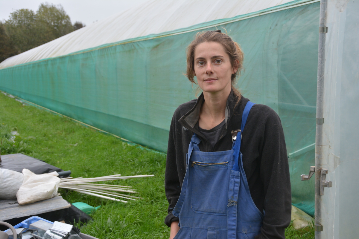 Marianne Cahierre devant ses tunnels