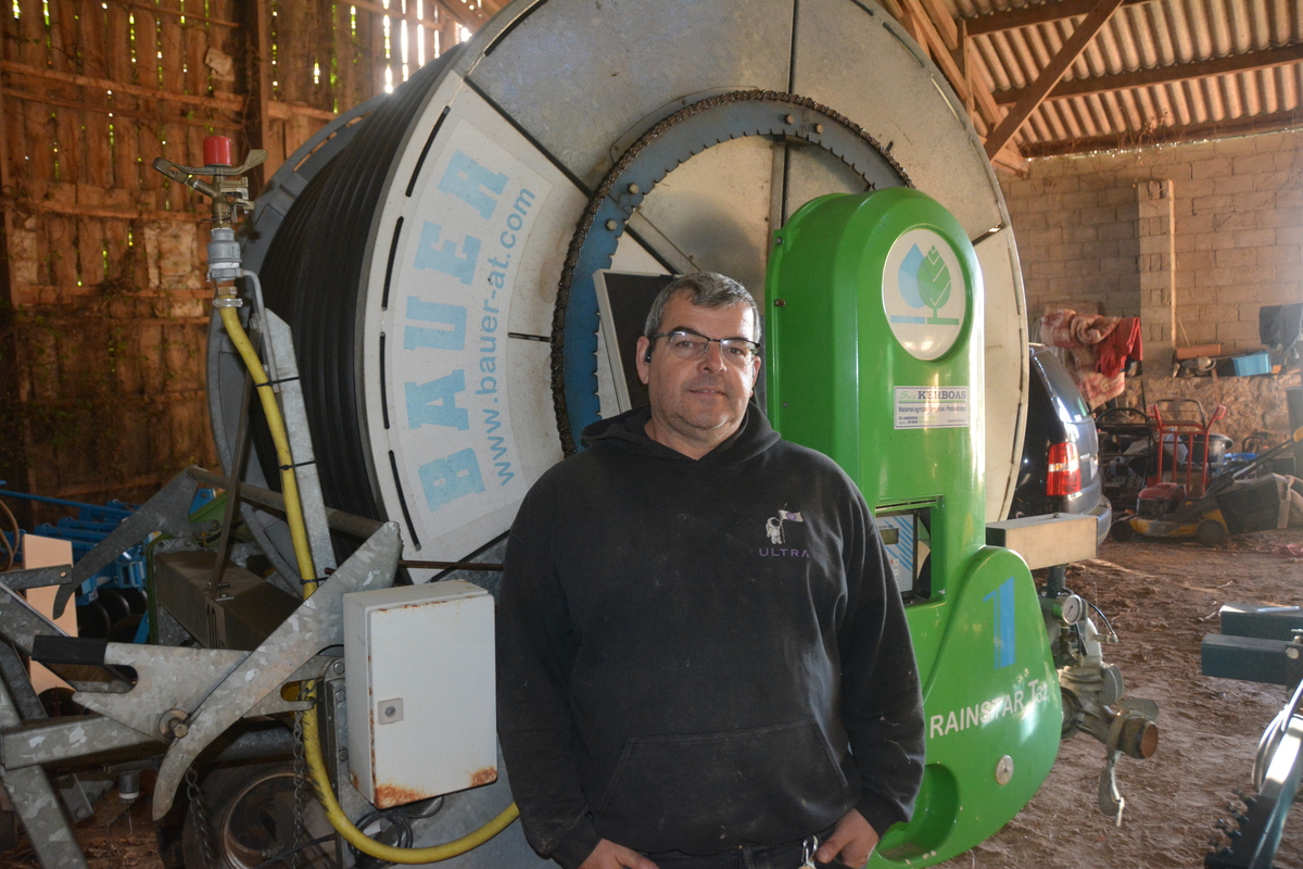 Jean-Jacques Daniélou devant un enrouleur - Illustration L’irrigation maîtrisée améliore la marge