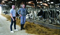 Fabrice Jolys et Antoine Yven dans la stabulation des vaches