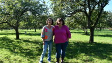 Isabelle Mazery Brugalle et Virginie Thomas sous les pommiers et le soleil