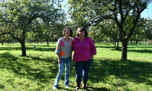 Isabelle Mazery Brugalle et Virginie Thomas sous les pommiers et le soleil