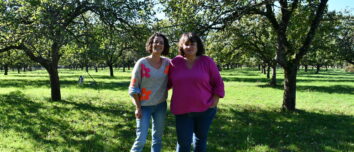 Isabelle Mazery Brugalle et Virginie Thomas sous les pommiers et le soleil