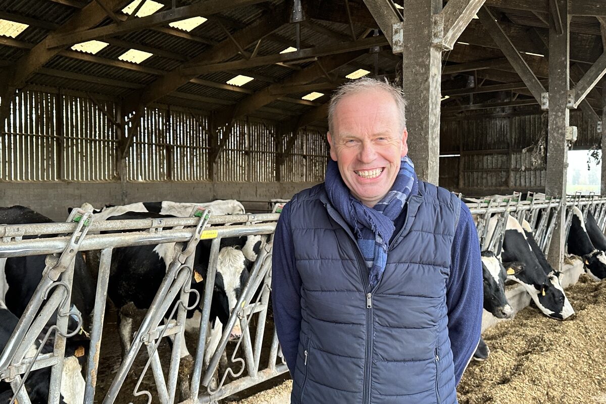 Pierre Gieu, éleveur, devant ses vaches - Illustration « Il ne faut pas bâcler  la transmission »