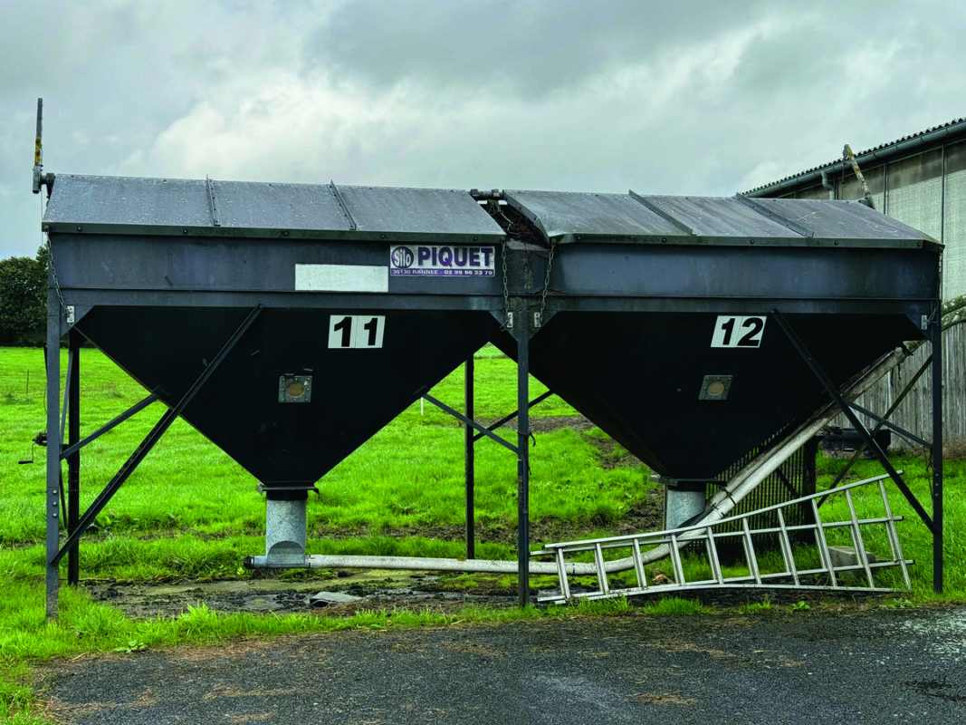 Deux silos d'aliment dans la cour d'une ferme laitière