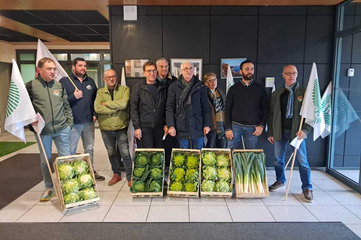 Les manifestants lors de l'action au comité Safer - Illustration Les agriculteurs malouins  interpellent la Safer