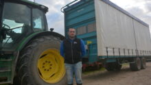 Cédric Le Velly devant un tracteur et une remorque à choux