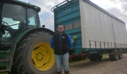 Cédric Le Velly devant un tracteur et une remorque à choux