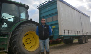 Cédric Le Velly devant un tracteur et une remorque à choux