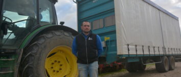 Cédric Le Velly devant un tracteur et une remorque à choux