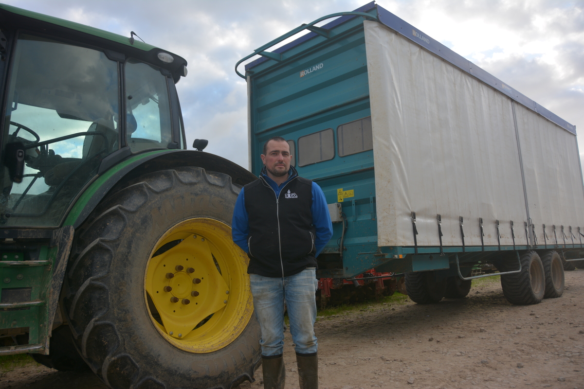 Cédric Le Velly devant un tracteur et une remorque à choux - Illustration « Un métier et aussi une passion »