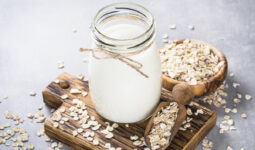 Un verre de lait végétal et des céréales